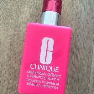 Clinique Dramatically Different Moisturizing Lotion - Vibrant Pink